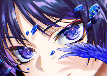 1boy bishounen blue_gemstone blunt_ends closed_mouth colored_inner_hair crystal_shards eye_focus eyelashes eyeliner eyeshadow feathered_wings gem genshin_impact hag_(hag_015) highres looking_at_viewer makeup male_focus multicolored_hair parted_bangs purple_eyes purple_hair purple_wings red_eyeliner red_eyeshadow sanpaku scaramouche_(genshin_impact) shadow shards smile solo tsurime twitter_username v-shaped_eyebrows wings