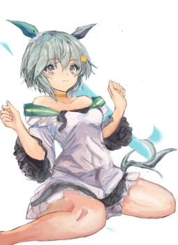 1girl animal_ears bare_shoulders barefoot blue_eyes blush bracelet breasts brown_choker choker closed_mouth collared_shirt commentary_request dress ear_covers flower green_sailor_collar grey_hair hair_between_eyes hair_flower hair_ornament hairclip horse_ears horse_girl horse_tail jewelry looking_at_viewer sailor_collar seiun_sky_(reeling_in_the_big_one)_(umamusume) seiun_sky_(umamusume) shirt short_hair simple_background single_ear_cover sitting small_breasts solo sunflower sunflower_hair_ornament tail umamusume wariza white_background white_dress yanagi_wakana