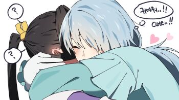 2boys ? arms_around_neck black_hair blue_hair blue_kimono blush closed_eyes commentary_request confused ear_blush frilled_sleeves frills fubuki_(nige_jouzu_no_wakagimi) gloves hair_over_one_eye happy heart highres houjou_tokiyuki_(nige_jouzu_no_wakagimi) hug japanese_clothes kariginu kimono korean_commentary korean_text long_hair low_ponytail male_focus motoyui multiple_boys nige_jouzu_no_wakagimi nigewaka_whobu ponytail sidelocks_tied_back simple_background speech_bubble spoken_question_mark thought_bubble white_background white_gloves wolf_cut yaoi