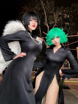 2girls black_hair breasts cosplay green_eyes green_hair highres jewelry large_breasts looking_at_viewer multiple_girls necklace neneko0814 no_panties one-punch_man outdoors pearl_necklace photo_(medium) tatsumaki tatsumaki_(cosplay)