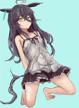 1girl ahoge animal_ears bare_shoulders black_hair black_skirt breasts camisole closed_mouth collarbone ear_tag earrings hair_between_eyes horse_ears horse_girl horse_tail jewelry long_bangs long_hair long_hair_between_eyes looking_at_viewer manhattan_cafe_(umamusume) multicolored_hair pleated_skirt simple_background single_earring skirt small_breasts solo tail umamusume white_camisole white_hair yanagi_wakana yellow_eyes