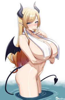 1girl absurdres arm_under_breasts black_wings blonde_hair blush breasts cleavage closed_mouth completely_nude demon_girl demon_horns demon_tail demon_wings green_eyes hand_on_own_face handplug highres hololive horns huge_breasts long_hair looking_at_viewer navel nude simple_background smile solo swept_bangs tail towel towel_around_neck very_long_hair virtual_youtuber wading water white_background wings yuzuki_choco