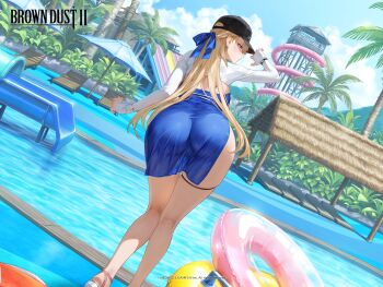 1girl arm_up ass ass_focus beach_umbrella black_hat blonde_hair blue_dress blue_eyes blue_ribbon blue_sky breasts brown_dust_(series) brown_dust_2 closed_mouth cloud copyright_name copyright_notice day dress dutch_angle earrings from_behind hair_between_eyes hair_over_one_eye hair_ribbon hat highres innertube jewelry large_breasts leaning_forward long_hair official_alternate_costume official_art official_wallpaper outdoors palm_tree pool poolside ribbon sandals shrug_(clothing) skindentation sky sleeveless sleeveless_dress sleeves_past_wrists solo standing swim_ring thigh_gap thigh_strap tree umbrella very_long_hair watch water water_slide wedge_heels white_sandals white_shrug wilhelmina_(brown_dust) wilhelmina_(water_park_queen)_(brown_dust) wristwatch