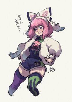 1girl bad_id bad_twitter_id bow breasts collared_shirt cropped_legs drill_hair drill_sidelocks dynamax_band eyeshadow flipped_hair fur_jacket hair_bow hairband highres jacket klara_(pokemon) makeup medium_breasts mole mole_under_mouth multicolored_thighhighs nintendo pink_eyeshadow pink_hair pink_lips pokemon pokemon_swsh print_shirt print_shorts purple_eyes ryu_p_7 shirt short_hair shorts side_slit side_slit_shorts sidelocks solo sweat thick_thighs thighs translation_request two-tone_shirt two-tone_shorts two-tone_thighhighs v-shaped_eyebrows white_bow white_hairband