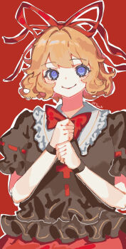 1girl black_shirt blonde_hair blue_eyes bow bowtie bracelet closed_mouth frilled_shirt frilled_shirt_collar frilled_sleeves frills hair_ribbon highres jewelry medicine_melancholy oftooon own_hands_together puffy_short_sleeves puffy_sleeves red_background red_bow red_bowtie red_ribbon ribbon shirt short_hair short_sleeves simple_background smile solo touhou
