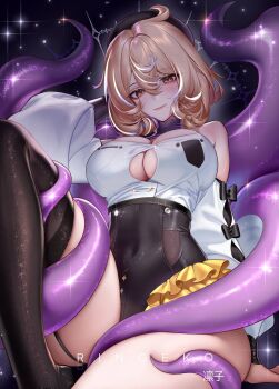 1girl arm_up artist_name bare_shoulders black_hat black_shorts black_thighhighs blonde_hair blush breasts cleavage closed_mouth commentary hair_between_eyes hat high-waist_shorts highres knee_up large_breasts looking_at_viewer medium_hair mole mole_under_mouth monster_girl multicolored_hair paid_reward_available ringeko-chan scylla shirt shirt_tucked_in shorts sitting smile solo streaked_hair tentacles thighhighs thighs white_shirt yellow_eyes yidhari_murphy zenless_zone_zero