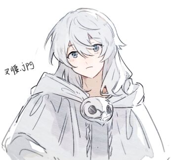 1boy :&lt; blue_eyes capelet chinese_commentary chinese_text expressionless final_fantasy final_fantasy_xiv hair_between_eyes head_tilt hood hood_down hooded_capelet light_blush looking_at_viewer male_focus mask mask_around_neck medium_hair pakashan robe simple_background solo sophist&#039;s_robe_(ff14) themis_(ff14) unworn_mask upper_body white_background white_capelet white_hair white_robe