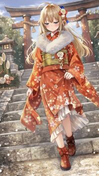 1girl absurdres ahoge aoe_ui bamboo blonde_hair blue_eyes blush bow clothes_lift commentary_request crypto_blue_(aoe_ui) floral_print floral_print_kimono flower footwear_bow full_body fur_collar hair_bow hair_flower hair_ornament highres japanese_clothes kimono kimono_lift large_bow light_particles long_hair long_sleeves looking_down mixed-language_commentary new_year obi original print_kimono red_kimono red_shoes sash shoes solo stairs stone_lantern stone_stairs torii wind yukata
