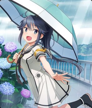 1girl aqua_umbrella armband ayanokouji_martial_arts_school_uniform black_hair black_neckerchief black_shoes black_socks blue_eyes blue_flower breasts chick_print cloud cloudy_sky dappled_sunlight day dress flower from_side game_cg grey_sailor_collar high_ponytail holding holding_umbrella hydrangea long_hair looking_at_viewer looking_to_the_side neckerchief ocean official_art outdoors outstretched_arm ponytail print_armband purple_flower railing rain reaching reaching_towards_viewer red_pupils sailor_collar school_uniform serafuku shoes short_sleeves sidelocks sky small_breasts smile socks solo standing standing_on_one_leg summer_uniform sunlight third-party_source toji_no_miko toji_no_miko:_kizamishi_issen_no_tomoshibi umbrella under_umbrella white_dress white_serafuku yamashiro_yui yellow_armband