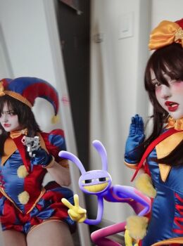 1boy 1girl 3d aiming cosplay glitch_productions grin gun hat highres holding holding_gun holding_weapon indoors jax_(the_amazing_digital_circus) jester_cap lips looking_at_viewer mirror mirror_selfie open_mouth parted_lips photo_(medium) pomni_(the_amazing_digital_circus) pomni_(the_amazing_digital_circus)_(cosplay) real_life selfie short_hair smile the_amazing_digital_circus toy_gun unkyndled upper_body v weapon