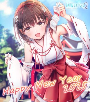 1girl 2025 artist_request bare_shoulders blue_sky blurry blurry_background breasts brown_eyes brown_hair commentary_request detached_sleeves flower hair_flower hair_ornament happy_new_year highres holding_omikuji leaning_forward looking_at_viewer medium_breasts new_year nontraditional_miko omikuji open_mouth pleated_skirt red_skirt seifuku_kanojo seifuku_kanojo_2 shrine skirt sky sleeveless smile solo tamayori_himari white_sleeves wide_sleeves