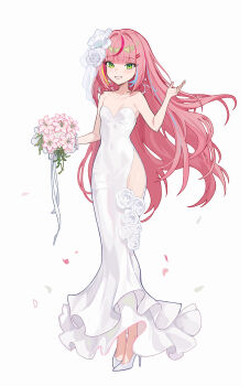 1girl blunt_bangs bouquet commentary covered_navel dress dress_flower falling_petals floating_hair flower full_body green_eyes grin hair_flower hair_ornament hairclip hanako_nana hand_up high_heels highres holding holding_bouquet long_dress long_hair long_legs multicolored_hair parallel_hairclips petals pink_hair shoes side_slit simple_background smile solo standing stellive straight_hair strapless strapless_dress streaked_hair symbol-only_commentary taut_clothes taut_dress very_long_hair virtual_youtuber white_background white_dress white_flower white_shoes yangsongihand