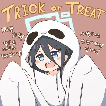 1girl aris_(blue_archive) black_hair blue_archive blue_eyes blush_stickers brown_background commentary_request ghost_costume halloween halloween_costume halo hood hood_up kmini15 korean_commentary korean_text long_bangs long_hair open_mouth smile solo translation_request trick_or_treat v-shaped_eyebrows