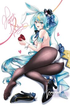 1girl animal_ears arm_garter ass black_hat black_shoes blonde_hair blue_bow blue_eyes blue_hair bow box breasts card dice fang footwear_bow hair_bow happy_valentine hat heart heart-shaped_box high_heels highres holding holding_box kaminari_clara leotard long_hair luwudco mini_hat mini_top_hat multicolored_hair open_mouth pantyhose phase_connect playing_card pom_pom_(clothes) rabbit_ears rabbit_tail shoes sideboob signature skin_fang soles solo streaked_hair tail toes top_hat valentine virtual_youtuber white_leotard white_wrist_cuffs wrist_cuffs