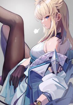 1girl animal_ears aqua_belt arknights arknights:_endfield backless_dress backless_outfit belt bird_ears bird_girl black_gloves blonde_hair blue_eyes blunt_bangs blush breasts brown_pantyhose closed_mouth commentary_request dress from_side gloves grey_background grey_pupils halter_dress halterneck high_belt highres jacket knee_up leg_up long_hair looking_at_viewer medium_breasts mey_(me_hanamomo) off_shoulder open_clothes open_jacket pantyhose perlica_(arknights) profile puff_of_air sidelocks simple_background sitting sleeveless sleeveless_dress solo white_dress white_jacket