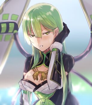 1girl adjusting_hair armor black_gloves blunt_bangs blurry blurry_background cleavage_cutout clothing_cutout fur_trim gloves green_eyes green_hair green_sash half-closed_eyes highres hizamaru_(tenka_hyakken) japanese_armor kote long_hair onasu_(sawagani) parted_lips raised_eyebrows rope sash short_sleeves shoulder_armor sode teeth tenka_hyakken water_drop wet wet_hair