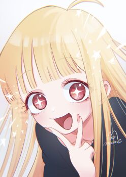 +_+ 1girl :d ahoge black_shirt blonde_hair blunt_bangs cho_kaguya-hime! commentary_request hand_up highres kaguya_(cho_kaguya-hime!) long_hair looking_at_viewer minamochi open_mouth red_eyes shirt simple_background smile solo upper_body v v_over_mouth white_background