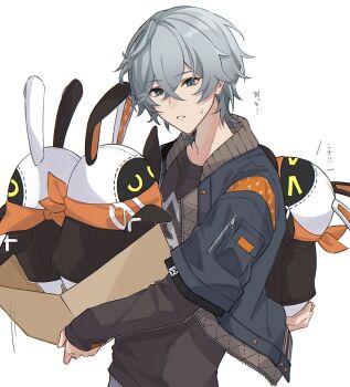&gt;_&lt; 1boy bangboo_(zenless_zone_zero) bangboo_18_(zenless_zone_zero) bangboo_6_(zenless_zone_zero) black_shirt blue_eyes box cardboard_box closed_eyes crossed_bangs eous_(zenless_zone_zero) grey_hair hair_between_eyes hashtag-only_commentary highres holding jacket long_sleeves looking_at_viewer male_focus nya_inuha open_clothes open_jacket shirt simple_background sweat translation_request white_background wise_(zenless_zone_zero) zenless_zone_zero