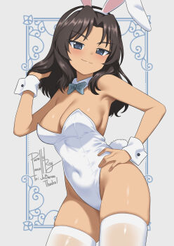 1girl absurdres animal_ears armpits artist_name black_hair blush bow commentary dark-skinned_female dark_skin detached_collar el_(girls_und_panzer) english_commentary fake_animal_ears girls_und_panzer green_eyes hand_on_own_hip highres leotard looking_at_viewer parallelrey playboy_bunny rabbit_ears rabbit_tail simple_background smug tail thighhighs white_leotard