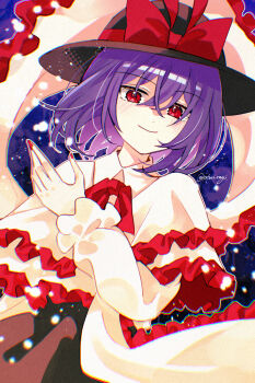 1girl black_hat black_skirt bow capelet closed_mouth commentary_request frilled_capelet frilled_shawl frills hat hat_bow highres katsuragi_atori light_particles long_sleeves looking_at_viewer nagae_iku purple_hair red_bow red_eyes red_nails scarf shawl shirt skirt smile solo touhou twitter_username white_scarf white_shirt