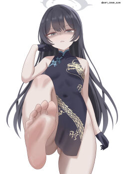1girl absurdres alternate_hairstyle angry art_crab ass barefoot black_dress black_gloves black_hair blue_archive breasts cameltoe china_dress chinese_clothes clothing_cutout covered_navel dragon_print dress empty_eyes feet feet_up female_focus gloves gluteal_fold grey_eyes grey_halo hair_down half-closed_eyes halo hand_up highres hip_vent kisaki_(blue_archive) loli long_hair looking_at_viewer parted_lips pelvic_curtain presenting_own_foot shaded_face simple_background sleeveless sleeveless_dress small_breasts soles solo standing standing_on_one_leg straight_hair thighs toes very_long_hair white_background