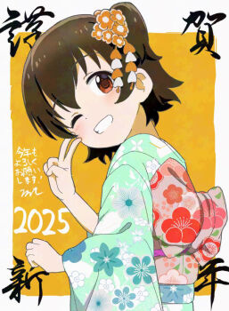 1girl aayh adversarial_noise akagi_miria back_bow black_hair border bow brown_eyes commentary_request floral_print from_side green_kimono grey_border grin idolmaster idolmaster_cinderella_girls japanese_clothes kimono long_sleeves looking_at_viewer looking_to_the_side obi one_eye_closed one_side_up orange_background pink_bow print_bow print_kimono sash smile solo translation_request upper_body wide_sleeves