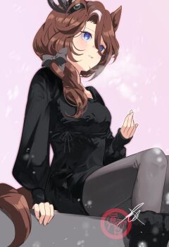 1girl animal_ears arm_support black_bow black_dress black_feathers black_shoes blue_eyes boots bow breasts brown_hair commentary_request dress feather_hair_ornament feathers feet_out_of_frame grey_pantyhose hair_bow hair_ornament hand_up highres horse_ears horse_girl horse_tail long_sleeves looking_to_the_side madori_(sayuri5) medium_breasts multicolored_hair pantyhose parted_lips pink_background puffy_sleeves shoes side_ponytail signature simple_background snowing solo sounds_of_earth_(umamusume) streaked_hair tail umamusume watermark white_hair