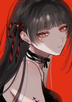 1girl bare_shoulders black_choker black_hair breasts chisa_(wuthering_waves) choker closed_mouth commentary_request from_side hair_ribbon highres long_hair looking_at_viewer looking_to_the_side medium_breasts mole mole_under_eye portrait red_background red_eyes red_ribbon ribbon simple_background solo tacet_mark_(wuthering_waves) wu_yuuri wuthering_waves
