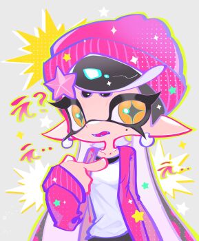 1girl beanie black_hair callie_(agent_1_casual)_(splatoon) callie_(splatoon) cardigan colored_lineart commentary_request cross-shaped_pupils earrings fangs green_outline grey_background grey_pupils hair_ornament hat highres inkling jewelry long_hair long_pointy_ears long_sleeves looking_at_viewer low_twintails mole mole_under_eye multicolored_hair nintendo official_alternate_costume open_cardigan open_clothes open_mouth orange_eyes outline pink_cardigan pink_hair pink_hat pointing pointing_at_self pointy_ears shirt solo splatoon_(series) star_(symbol) star_hair_ornament symbol-shaped_pupils tentacle_hair thick_lineart twintails white_shirt xiaoyunatie