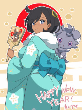 1girl blue_kimono commentary_request dark-skinned_female dark_skin emma_(pokemon) espurr gen_6_pokemon happy_new_year highres holding japanese_clothes kanbei_(pixiv11037490) kimono looking_at_viewer looking_back new_year nintendo pokemon pokemon_(creature) pokemon_legends:_z-a purple_eyes smile solo