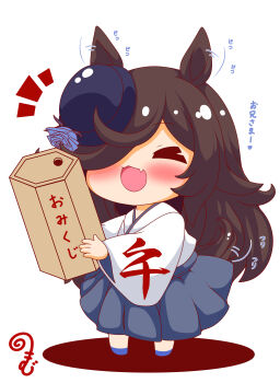 >_< 1girl :d absurdres afterimage animal_ears black_hat blue_flower blue_rose blue_shoes blush brown_hair chibi commentary_request ear_wiggle fang flower full_body grey_skirt hair_over_one_eye hat hat_flower highres holding horse_ears horse_girl horse_tail japanese_clothes kimono kurukurumagical long_hair long_sleeves open_mouth pleated_skirt rice_shower_(umamusume) rose shadow shoes simple_background skirt smile solo standing tail tilted_headwear translation_request umamusume very_long_hair white_background white_kimono wide_sleeves xd