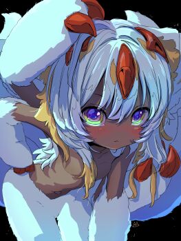 1girl :< absurdres black_background blonde_streaks blush body_fur claws closed_mouth collarbone colored_tips commentary_request cowboy_shot dark-skinned_female dark_skin extra_arms faputa hair_between_eyes highres horns leaning_forward loli looking_at_viewer made_in_abyss monster_girl multicolored_eyes multicolored_hair multiple_horns navel outie_navel purple_eyes red_horns sekaineko_001 solo sparkling_eyes standing streaked_hair tail two-tone_eyes white_fur white_hair yellow_eyes