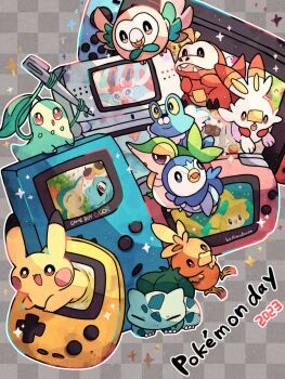 :d :o ^_^ applin artist_name beak bird black_eyes blue_eyes blue_skin bow bowtie bulbasaur checkered_background chikorita closed_eyes colored_sclera colored_skin commentary_request crocodile crocodilian cyndaquil dated english_text froakie frog fuecoco game_boy game_boy_advance game_boy_advance_(original) game_boy_color gen_1_pokemon gen_2_pokemon gen_3_pokemon gen_4_pokemon gen_5_pokemon gen_6_pokemon gen_7_pokemon gen_8_pokemon green_bow green_bowtie green_skin grey_background grookey hanabusaoekaki handheld_game_console highres jirachi leaf legendary_pokemon light_smile monkey mouse_(animal) mythical_pokemon nintendo nintendo_ds nintendo_switch no_humans open_mouth owl penguin pikachu piplup pocket_pikachu pokemon pokemon_(creature) rabbit raised_eyebrows red_eyes red_skin ribbon rowlet scorbunny screen sheep sleeping smile snivy solid_circle_eyes solid_oval_eyes sparkle star_(sky) stylus sylveon tanzaku tatsugiri tatsugiri_(curly) tatsugiri_(stretchy) totodile virtual_pet_(toy) white_fur white_skin wiglett wool wooloo yellow_sclera yellow_skin