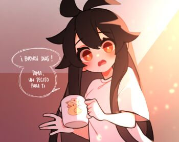 1girl antenna_hair black_hair blush bright_pupils commentary cup hair_between_eyes hair_flaps holding holding_cup indie_virtual_youtuber indoors light_particles lin_kaimane lin_kaimane_(artist) long_hair looking_at_viewer mug orange_eyes shirt spanish_commentary spanish_text translated virtual_youtuber white_pupils white_shirt