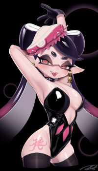 1girl alternate_costume arm_behind_head arm_up armpits black_background black_choker black_gloves black_hair black_leotard black_thighhighs bow-shaped_hair breasts callie_(splatoon) choker cleavage commentary covered_navel cropped_legs cross-shaped_pupils earrings fangs gloves gradient_hair hand_on_own_arm highleg highleg_leotard highres inkling jewelry large_breasts leg_tattoo leotard long_eyelashes long_hair looking_at_viewer mole mole_under_eye multicolored_hair nintendo pink_hair pink_pupils pointy_ears puchiman signature solo spiked_choker spikes splatoon_(series) strapless strapless_leotard symbol-only_commentary symbol-shaped_pupils tattoo thighhighs tongue tongue_out twintails very_long_hair yellow_eyes