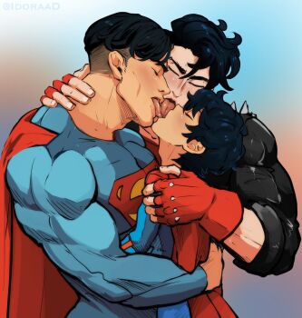 age_difference alien black_hair clark_kent conner_kent curly_hair dc_comics group_sex highres hug idoraad incest jonathan_kent justice_league kiss male_focus muscular muscular_male shota size_difference superboy superman threesome tongue tongue_out yaoi