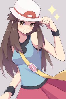 1girl absurdres bag bare_shoulders blue_shirt blush brown_eyes brown_hair closed_mouth commentary_request eyelashes grey_background hat highres leaf_(pokemon) long_hair looking_at_viewer nintendo piyo_to_game pokemon pokemon_frlg red_skirt shirt shoulder_bag simple_background skirt sleeveless sleeveless_shirt smile solo sparkle white_hat yellow_bag