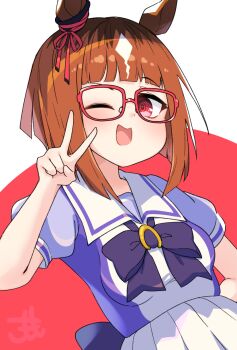 1girl animal_ears blush bow bowtie breasts brown_hair commentary_request comomo ear_ribbon glasses highres horse_ears horse_girl looking_at_viewer medium_breasts multicolored_hair one_eye_closed open_mouth pleated_skirt puffy_short_sleeves puffy_sleeves purple_bow purple_bowtie purple_shirt red-framed_eyewear red_eyes sailor_collar sailor_shirt school_uniform shirt short_hair short_sleeves skirt smile solo tracen_school_uniform transcend_(umamusume) umamusume v white_sailor_collar white_skirt