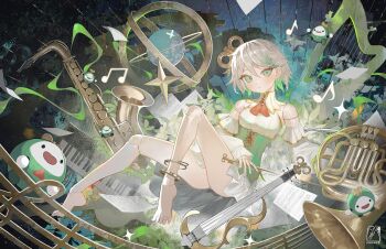 1girl anklet artist_name ascot barefoot beamed_eighth_notes bow_(music) cecilia_immergreen cecilia_immergreen_(1st_costume) closed_mouth colored_inner_hair commentary corset detached_collar detached_sleeves doll_joints dress drowzzi eighth_note feet french_horn green_corset green_eyes green_hair grey_hair harp highres holding holding_bow_(music) hololive hololive_english instrument jewelry joints keyboard_(instrument) looking_at_viewer multicolored_hair musical_note musical_staff otomo_(cecilia_immergreen) red_ascot saxophone sheet_music short_hair streaked_hair toes two-tone_hair violin virtual_youtuber white_dress winding_key