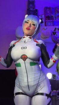 1girl animated ass ayanami_rei ayanami_rei_(cosplay) blue_hair bodysuit breasts cosplay curvy dancing grey_eyes hair_between_eyes highres huge_ass indoors lips looking_at_viewer maagsmx mecha_pilot_suit medium_breasts mexican_(nationality) neon_genesis_evangelion plugsuit_(evangelion) real_life smile solo tagme video white_bodysuit wide_hips
