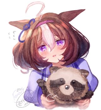 1girl ahoge animal_ears blush bow brown_hair double-parted_bangs ear_ribbon hair_between_eyes hairband holding horse_ears horse_girl ittokyu looking_at_viewer meisho_doto_(umamusume) multicolored_hair open_mouth pink_hairband puffy_short_sleeves puffy_sleeves purple_eyes purple_shirt sailor_collar sailor_shirt school_uniform shirt short_hair short_sleeves simple_background smile tanuki tracen_school_uniform two-tone_hair umamusume upper_body white_background white_hair white_sailor_collar