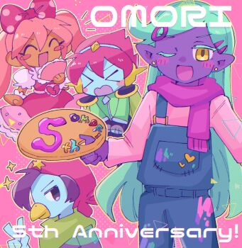 1girl 3boys anniversary blue_overalls blue_skin blush blush_stickers captain_spaceboy closed_eyes colored_skin commentary_request copyright_name dark-skinned_female dark_skin double-parted_bangs dress ear_piercing green_hair hair_between_eyes hair_ornament hairclip hand_fan highres holding holding_fan holding_paint_palette long_sleeves looking_at_viewer multiple_boys omori one_eye_closed open_mouth overalls paint_on_clothes paint_palette piercing pink_dress pink_hair pink_sweater pointy_ears puffy_short_sleeves puffy_sleeves purple_scarf purple_skin rococo_(omori) scarf short_sleeves smile sweater sweetheart_(omori) swept_bangs v yamegane yellow_eyes