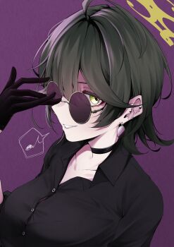 absurdres adjusting_eyewear ahoge black_choker black_gloves black_hair black_shirt blue_archive button_gap choker collarbone commentary_request ear_piercing earrings flipped_hair fuyu_(blue_archive) gloves green_eyes grin halo highres jewelry kowa_m9 looking_at_viewer musical_note open_collar partial_commentary piercing purple_background round_eyewear shirt simple_background smile spoken_musical_note sunglasses upper_body