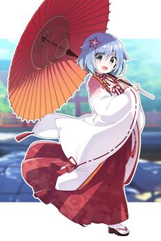 1boy :d akaneya blue_hair blurry blurry_background blush commentary commission company_connection cosplay day detached_collar english_commentary eyes_visible_through_hair full_body grey_eyes hair_between_eyes hakama hakama_skirt hands_up holding holding_umbrella japanese_clothes kimono long_sleeves male_focus medium_hair nontraditional_miko oil-paper_umbrella open_mouth outdoors outline red_hakama ribbon-trimmed_sleeves ribbon_trim riddle_joker senren_banka skeb_commission skirt smile solo suou_kyouhei tassel tomotake_yoshino tomotake_yoshino_(cosplay) trap umbrella white_kimono white_outline wide_sleeves yuzusoft