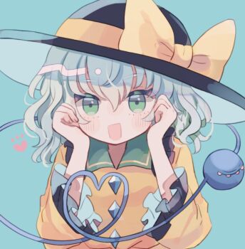 1girl :d black_hat bow breasts buttons collared_shirt commentary diamond_button dress frilled_dress frilled_shirt_collar frills green_background green_eyes grey_hair hair_between_eyes hat hat_bow hat_ribbon heart heart_of_string hiyuu_(hiyualice) komeiji_koishi long_sleeves looking_at_viewer medium_breasts open_mouth ribbon shirt simple_background smile solo third_eye touhou upper_body yellow_bow yellow_ribbon yellow_shirt