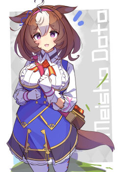 1girl :d ahoge animal_ears bow breasts brown_hair character_name commentary_request ear_ribbon gloves hair_between_eyes hairband highres horse_ears horse_girl horse_tail long_sleeves looking_at_viewer medium_hair meisho_doto_(turbulent_blue)_(umamusume) meisho_doto_(umamusume) multicolored_hair open_mouth pink_hairband purple_eyes smile solo tail tetenka two-tone_hair umamusume white_gloves white_hair