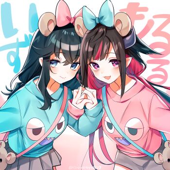 Rule 34 | 2girls, :d, absurdres, animal bag, animal ears, bag, bear ears, black hair, blue bow, blue shirt, blush, bow, closed mouth, demon horns, fake animal ears, fangs, grey shorts, grey skirt, hair between eyes, hair bow, highres, holding hands, horns, interlocked fingers, izumo kasumi (nijisanji), long hair, matching outfits, mole, mole under eye, multicolored hair, multiple girls, nijisanji, ninahachi, open mouth, pink bow, pink shirt, pleated skirt, pointy ears, purple eyes, red hair, shirt, shorts, shoulder bag, skirt, smile, text background, translation request, twitter username, two-tone hair, very long hair, virtual youtuber, white background, yamiyono moruru