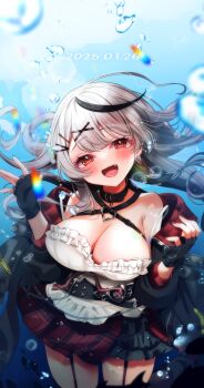 1girl absurdres black_collar black_garter_straps black_gloves black_jacket black_streaks black_thighhighs breasts camisole cleavage collar commentary_request fingerless_gloves garter_straps gloves grey_hair hair_ornament hairpin highres hololive hosimiya_yume jacket large_breasts medium_hair open_mouth red_eyes sakamata_chloe sakamata_chloe_(1st_costume) smile solo thighhighs virtual_youtuber white_camisole x_hair_ornament