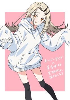 1girl black_thighhighs blonde_hair blush colored_eyelashes commentary_request drawstring earrings feet_out_of_frame flipped_hair gakuen_idolmaster gradient_hair grey_hair hair_ornament hairclip hands_up highres hood hood_down hoodie idolmaster jewelry kousuke0912 long_hair long_sleeves looking_at_viewer multicolored_hair open_mouth orange_eyes oversized_clothes parallel_hairclips parted_bangs pink_background shinosawa_hiro simple_background sleeves_past_fingers sleeves_past_wrists smile solo standing stud_earrings thighhighs translation_request two-tone_background white_background white_hoodie