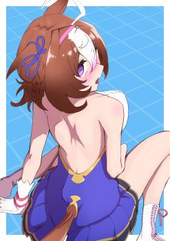 1girl absurdres adapted_costume ahoge alternate_costume animal_ears bikini bikini_skirt blue_background blush border bow breasts brown_hair chia_ikaruga cleavage clothing_cutout commentary_request ear_ribbon gloves hair_between_eyes hairband highres horse_ears horse_girl large_breasts looking_at_viewer looking_back meisho_doto_(umamusume) multicolored_hair outside_border pink_hairband purple_eyes purple_ribbon ribbon short_hair sitting solo strapless streaked_hair swimsuit tail tail_through_clothes umamusume wariza white_border white_gloves white_hair
